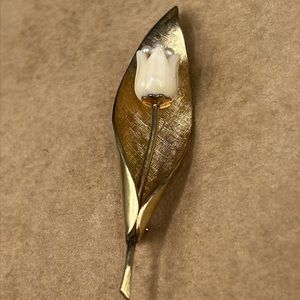 Vintage Winard 12k GF flower brooch